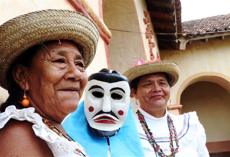 Pobladores de San José de Chiquitos con vestimenta típica / Foto: EL DEBER
